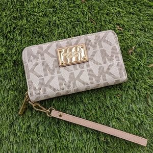 White classic Michael kors wrist wallet